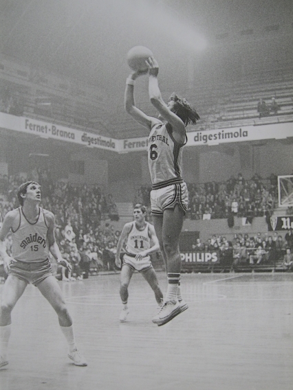 Brumatti al tiro in sospensione al Palalido di Milano contro la Snaidero Udine